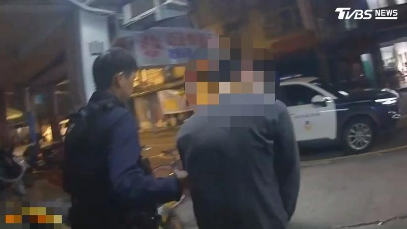 李男自稱身上有刀,員警壓制搜查未於他身上發現任何刀械,但於其背包內查獲依托咪酯煙彈。(圖/TVBS)