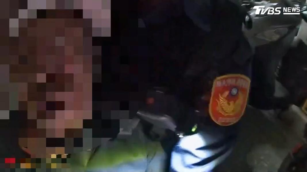 李男自稱「身上有刀子」,員警當場依警職法壓制管束並搜查。(圖/TVBS)