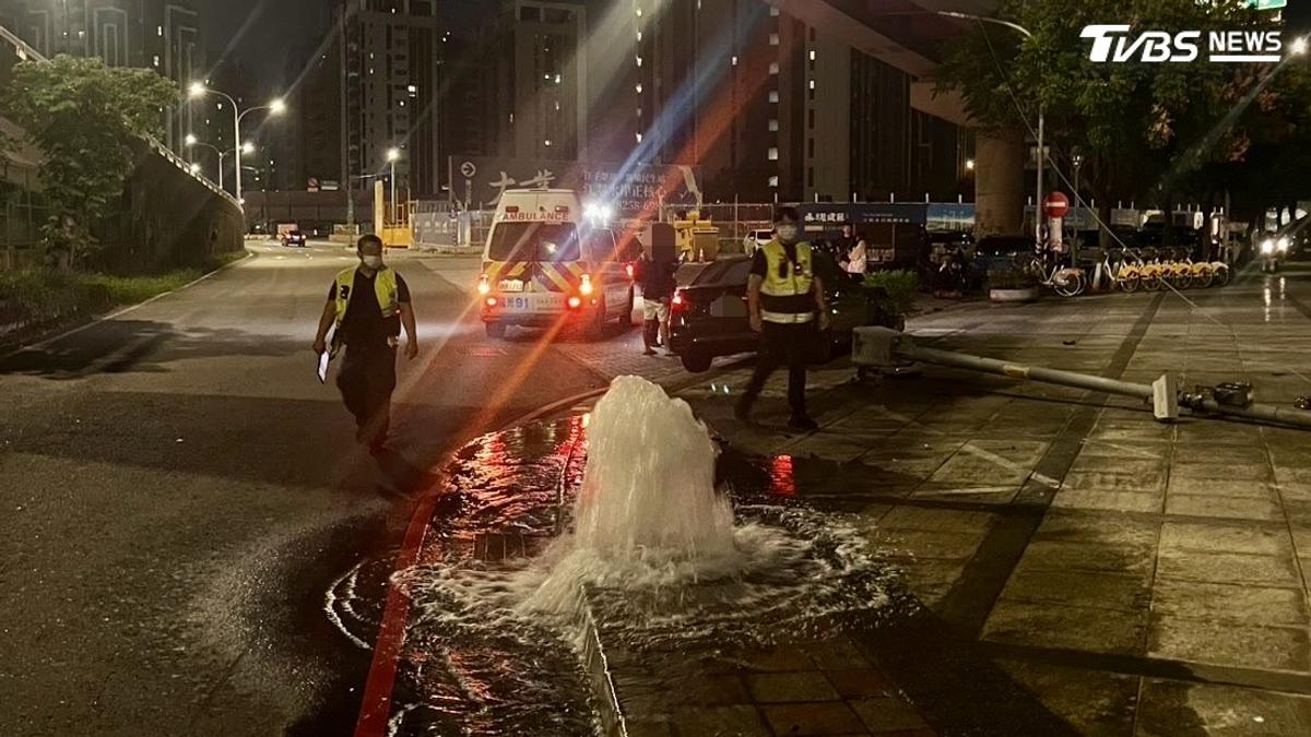爆胎失控撞斷消防栓與路燈?「沒這麼單純」 海山警快篩查出毒駕