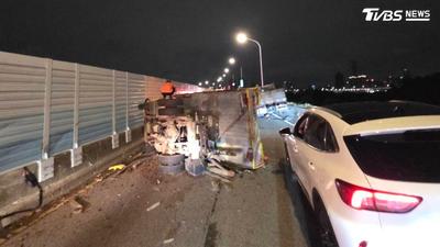 北市環快凌晨車禍!貨車慘撞工程車釀封路 大回堵近2小時搶通