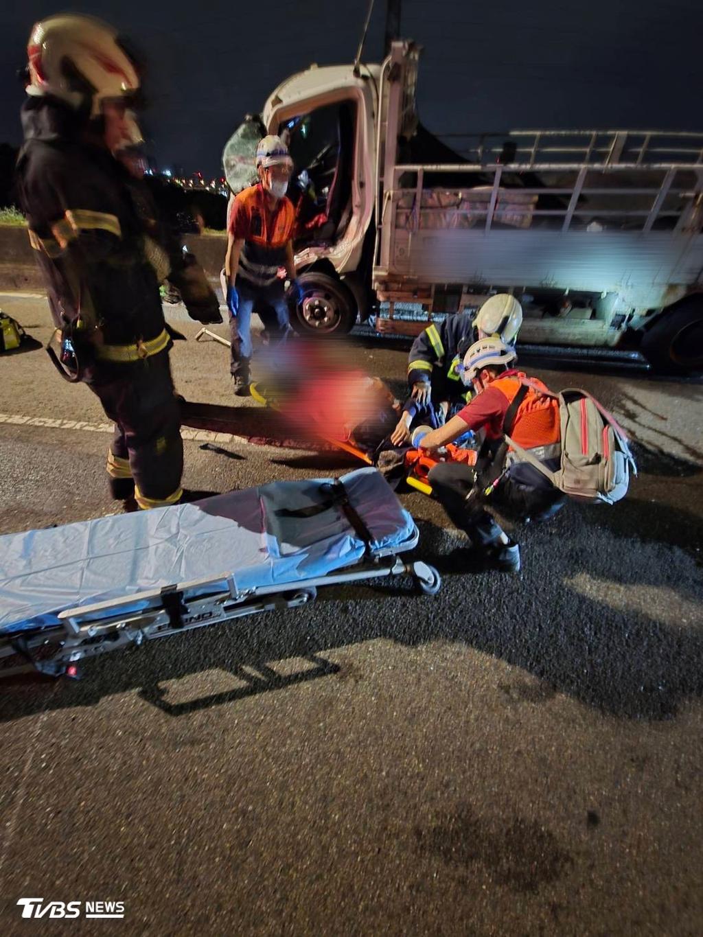 貨車駕駛謝男左腳開放性骨折，救護人員到場後緊急將其送往臺大醫院救治。（圖／TVBS）