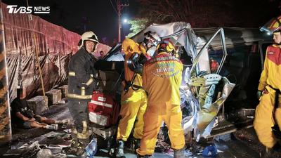 屏東廂型車猛撞1死7傷!載移工體檢返程撞電線桿「車頭爛毀」