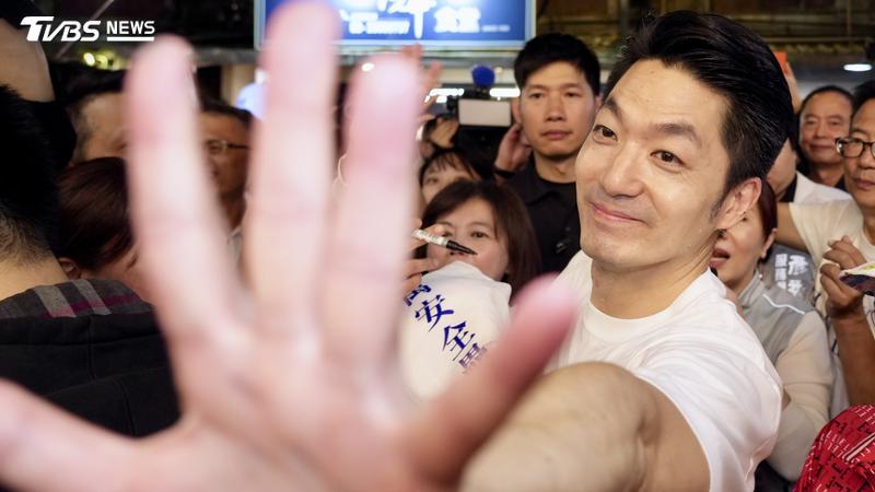 台北市長蔣萬安赴夜市拜票。(圖/華子琛攝)