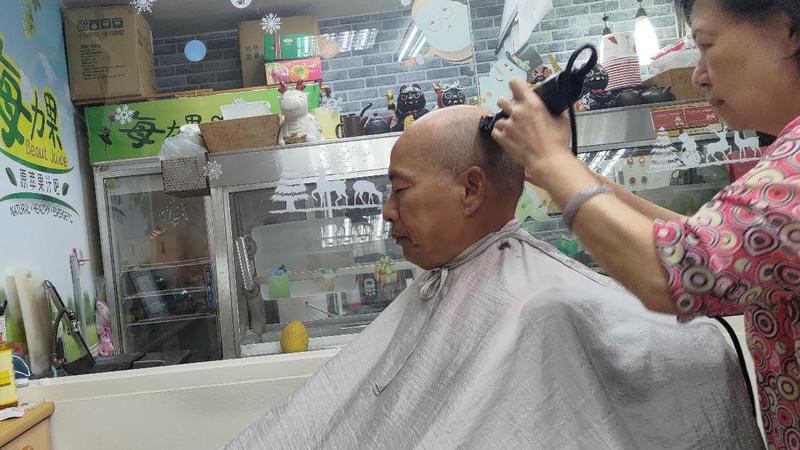 國民黨立委陳學聖分享近日在立法院理髮廳巧遇韓國瑜。(圖/翻攝自陳學聖臉書)
