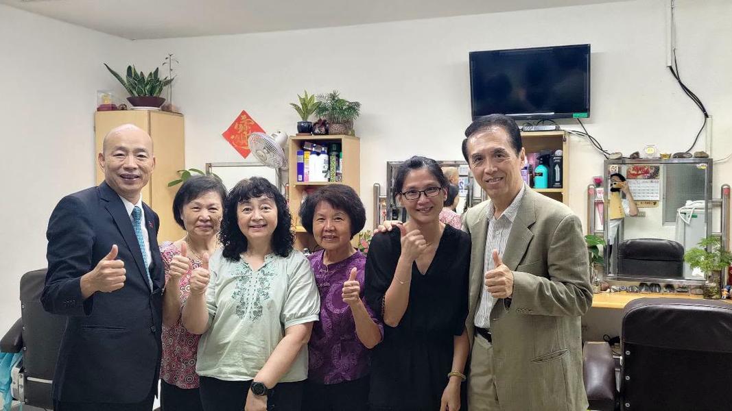 國民黨立委陳學聖分享近日在立法院理髮廳巧遇韓國瑜。(圖/翻攝自陳學聖臉書)
