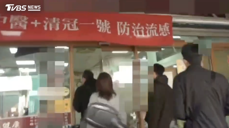 警方前往涉案診所搜索。(圖/TVBS)
