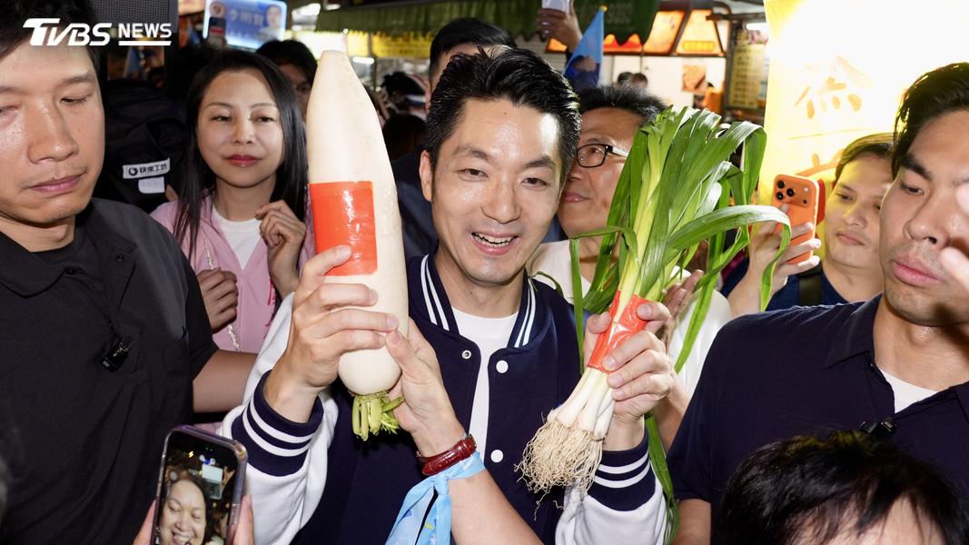 台北市長蔣萬安昨前往內湖737夜市拜票,獲贈好彩頭、蒜苗。(圖/華子琛攝)