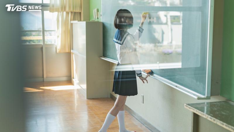 日本佐賀縣一名男教師因參與拍攝成人影片遭停職,示意圖(圖/Shutterstock達志影像)