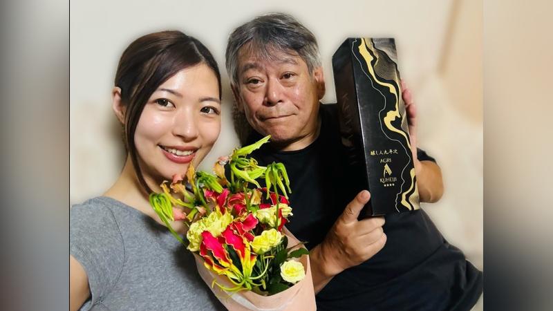 29歲女星杜菜摘曬出與岡山一的合影宣布結婚喜訊。(圖/翻攝自X)