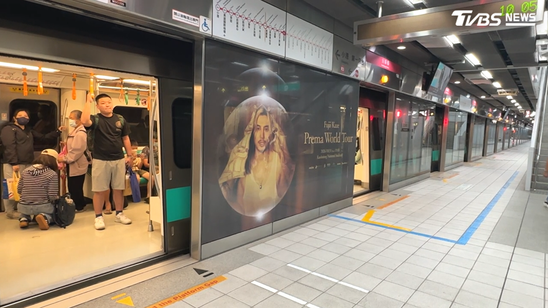 除了行人號誌燈外,高雄捷運全線車站也能聽到藤井風親自獻聲的捷運廣播。(圖/TVBS)