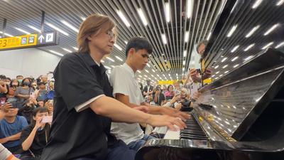 林隆璇現身台南車站!攜視障學生四手聯彈 連市長都席地聆聽