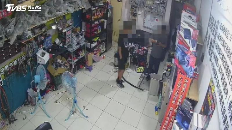 醉男闖店鬧事還想落跑,店家附近遭警查獲,自爆遭通緝。(圖/TVBS)