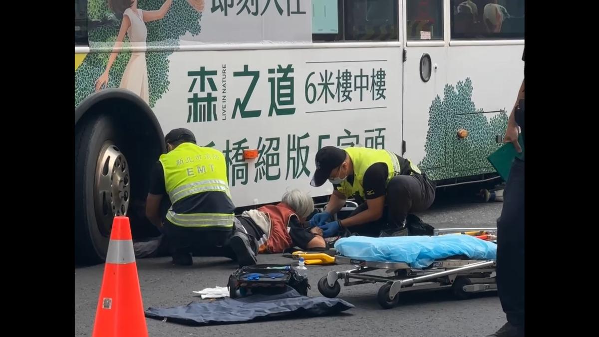 快訊/樹林公車撞行人!婦人「遭輾斷腳踝」趴地哀嚎