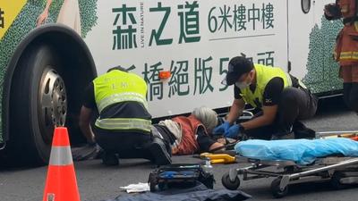 快訊/樹林公車撞行人!婦人「遭輾斷腳踝」趴地哀嚎