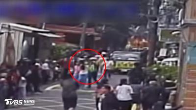 蘆洲遶境「警搭肩帶走21歲男」身分是通緝犯 網歪樓:蠻像情侶