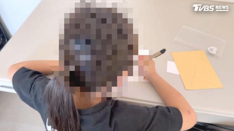 鄭方形事件的家長於上午帶著孩子前往靈堂,送上親手書寫的卡片。(圖/TVBS)
