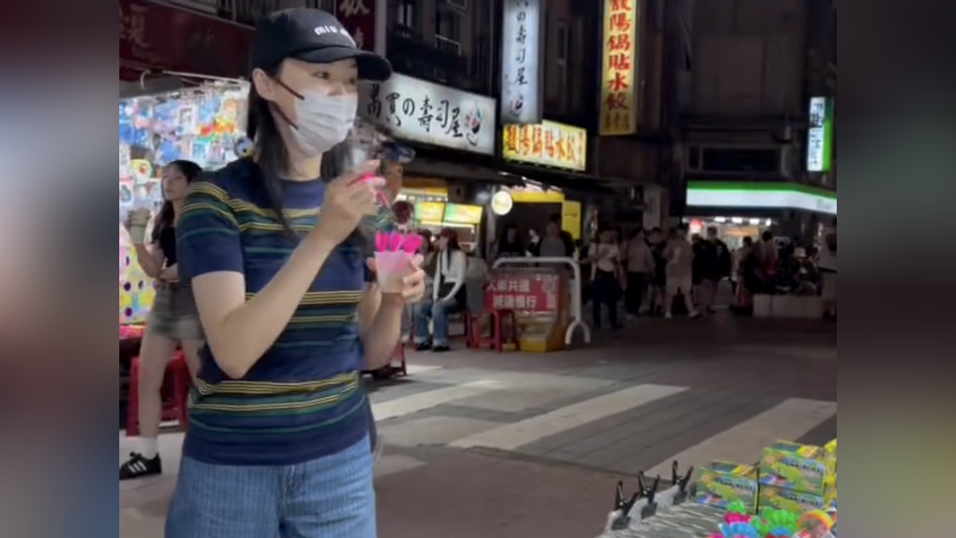 鄭爽日前在寧夏夜市被目擊,除了品嚐美食也體驗射氣球。(圖/翻攝自IG)