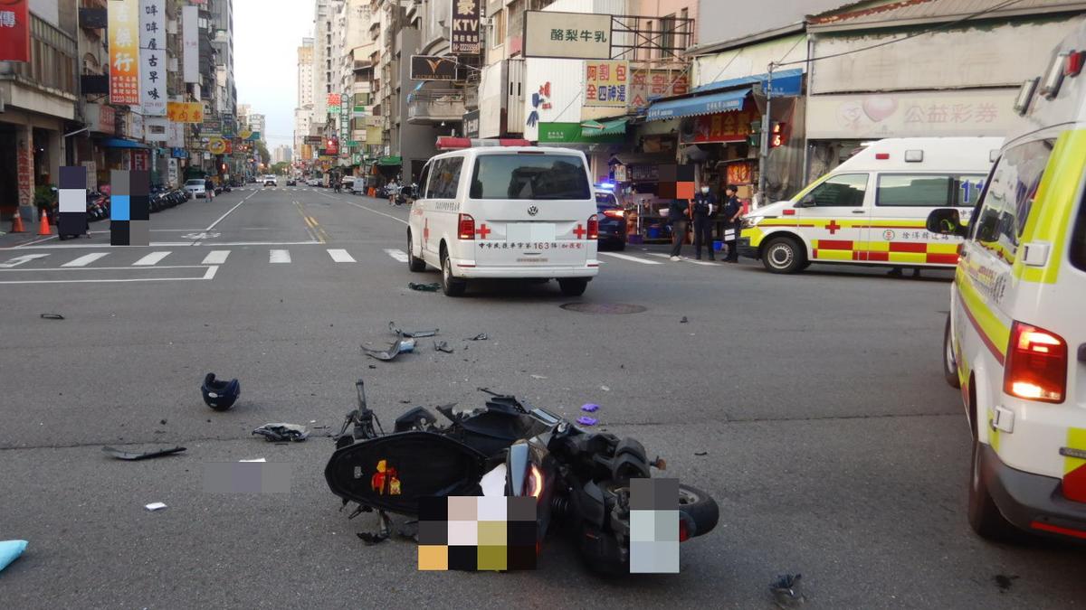 有片/女騎士猛撞閃燈鳴笛救護車畫面曝 機車頭撞爛2傷送醫