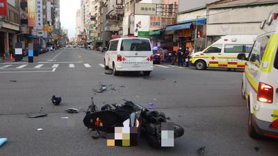 有片/女騎士猛撞閃燈鳴笛救護車畫面曝 機車頭撞爛2傷送醫