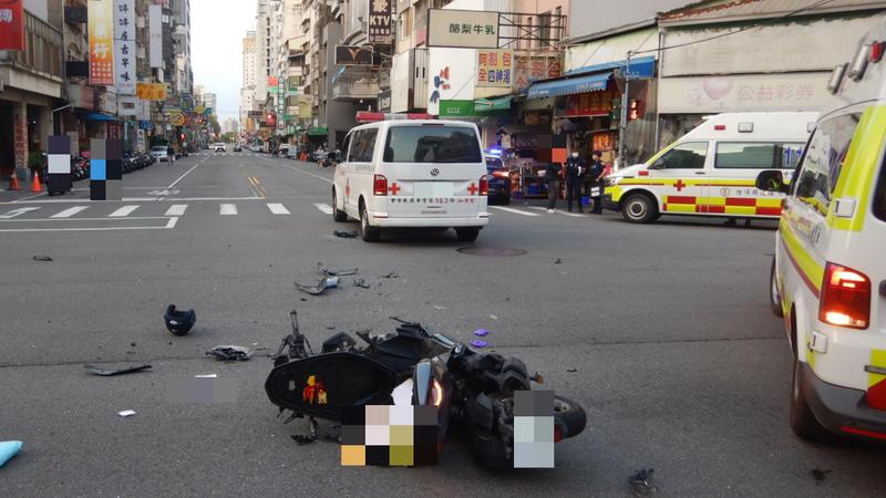救護車與機車撞擊車禍。(圖/民眾提供)