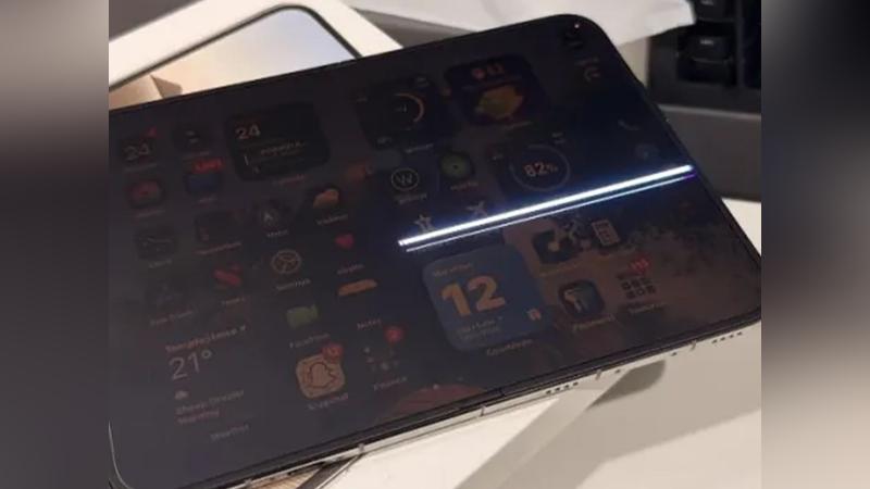首款摺疊iPhone上市,頻傳內螢幕異常災情。(圖片來源:X/@Dexerto)