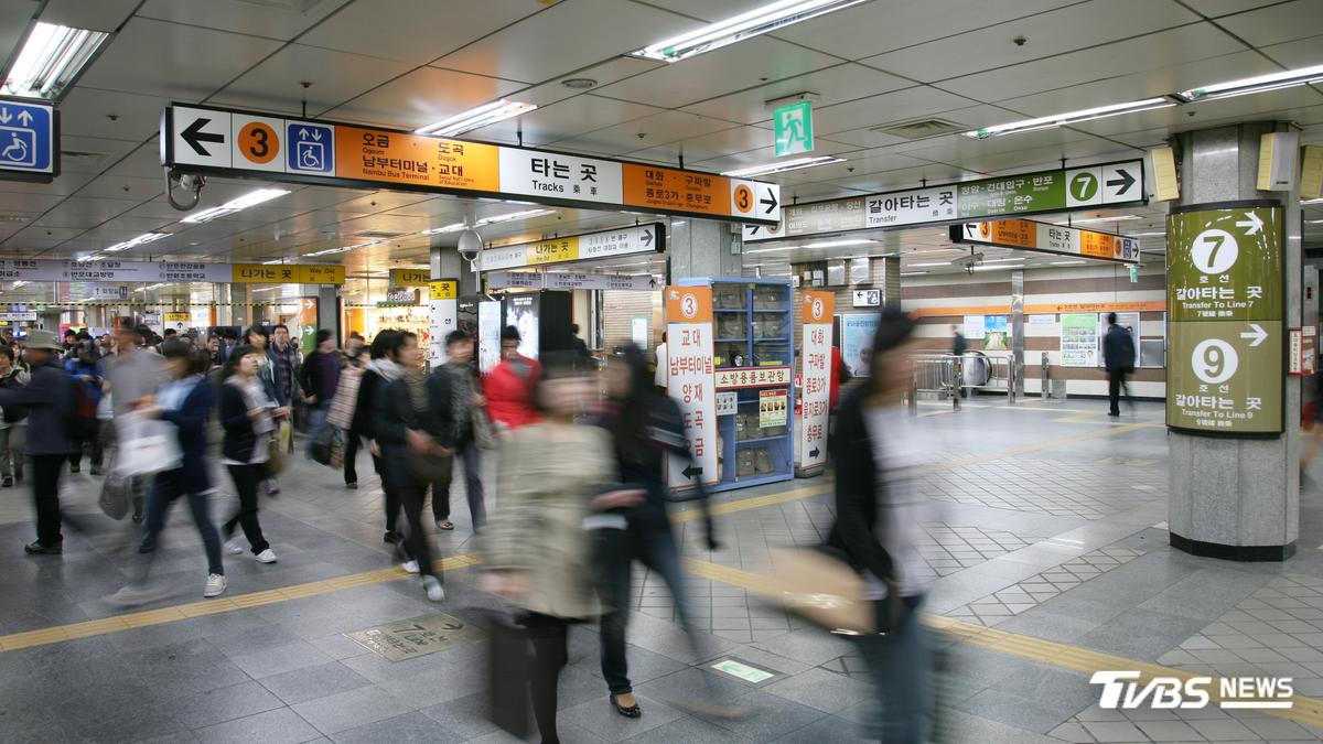 韓國地鐵站濺血!男站務員持刀襲擊女同事 她頸腿重傷緊急送醫