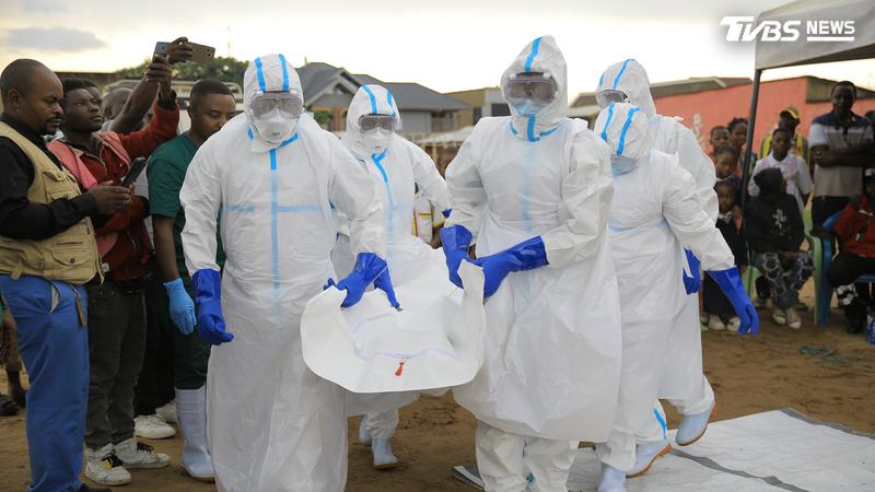 剛果民主共和國(DRC)一名奮戰在第一線對抗伊波拉病毒(Ebola)的護理師,竟因網路瘋傳的陰謀論,遭暴徒砍死。(圖/達志影像美聯社)