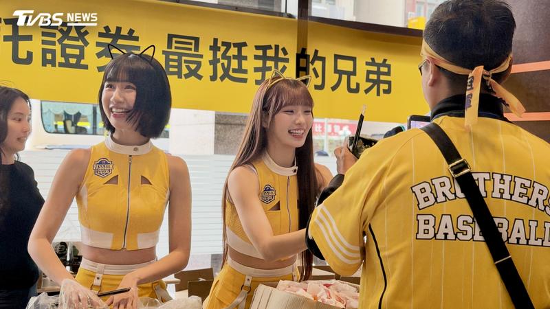 中信證券今(28)日在全台十家分公司發送雞排和珍奶。(圖/蘇憶歡攝)