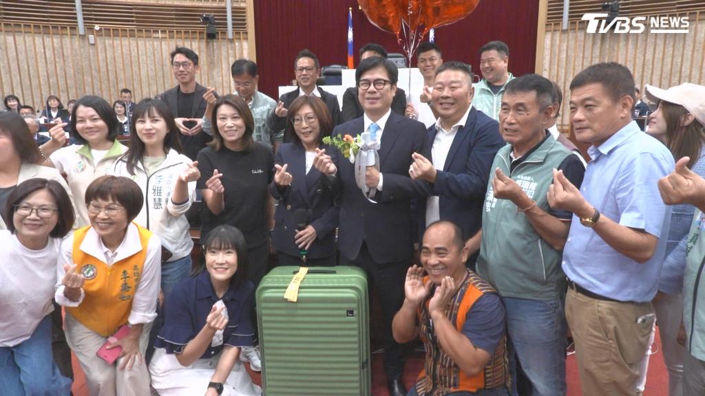 康裕成表示，這是議員們的祝福，希望陳其邁多去外面走走，學習好的經驗回來建設高雄（圖／TVBS）