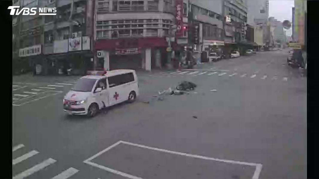 救護車停讓後起步仍出事!女騎士「疑煞不住」直接撞上去(圖/TVBS)