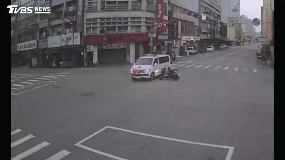 救護車停讓後起步仍出事!女騎士「疑煞不住」直接撞上去