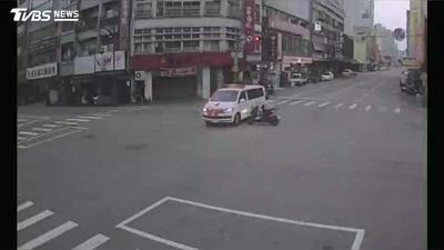 救護車停讓後起步仍出事!女騎士「疑煞不住」直接撞上去