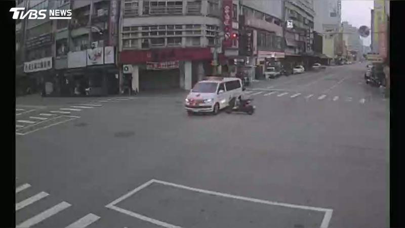 救護車停讓後起步仍出事!女騎士「疑煞不住」直接撞上去(圖/TVBS)