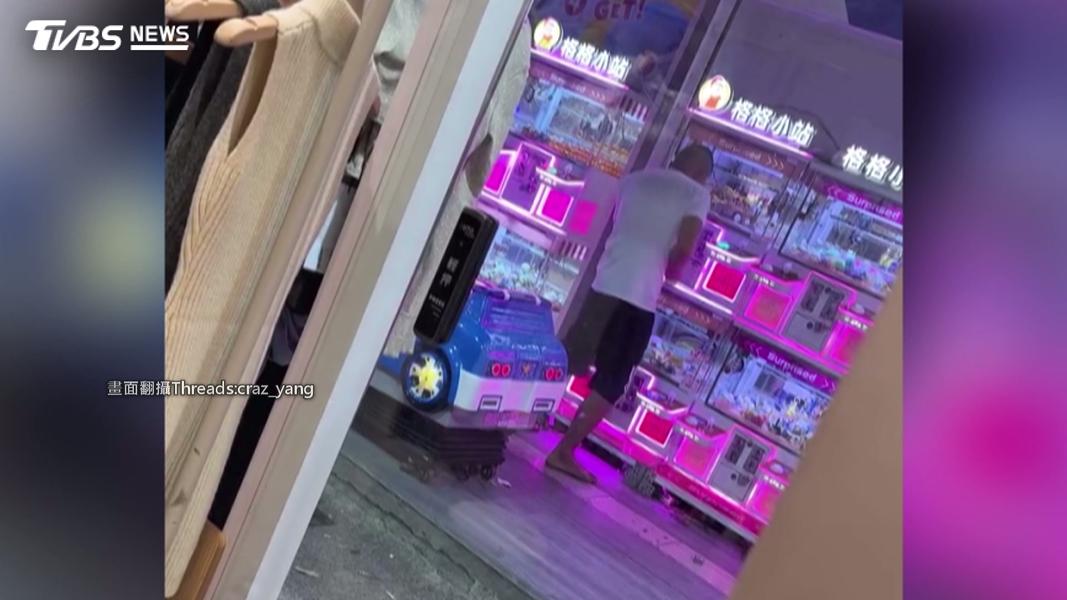 慣竊自備工具撬娃娃機!台中一中商圈犯案 僅得手320元落網(圖/TVBS)