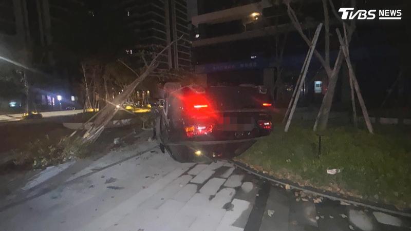台南永康區一名男酒測值0.8上路!車速過快失控「撞進社區中庭」四輪朝天(圖/TVBS)