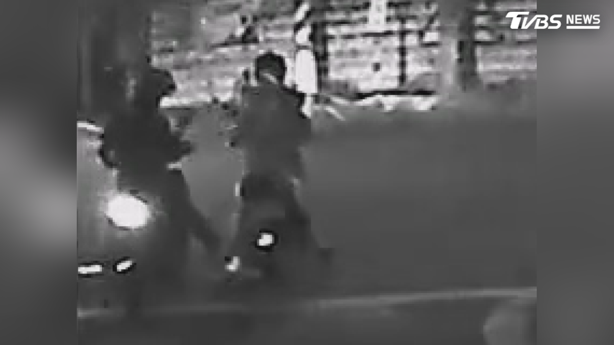 龍頭沒鎖就被盯上 男女推車偷走8萬機車
