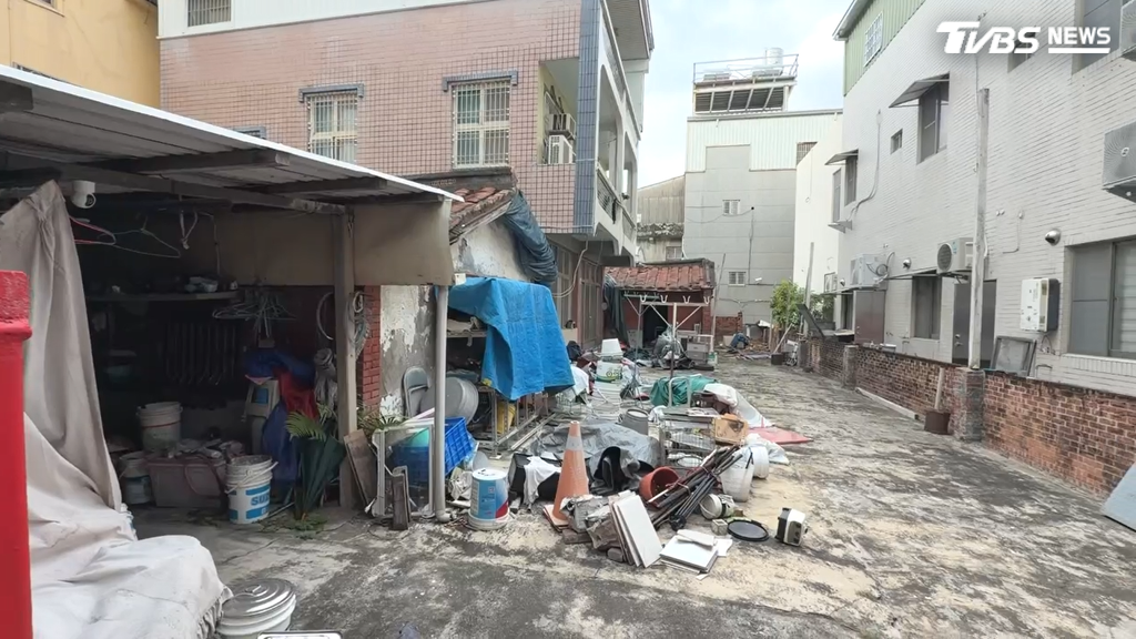 李姓嫌犯的父親是包租公,祖厝雖然荒廢但也在附近,面積還不小,但為何還要設局殺妻詐領3000萬保險金,令人費解。(圖/TVBS)
