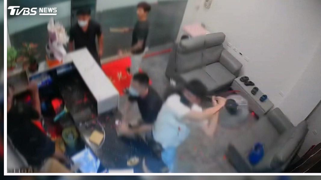 惡煞闖進SPA護膚店潑漆狠砸,還企圖搶走監視器滅證,卻錯拔音響主機(圖/TVBS)
