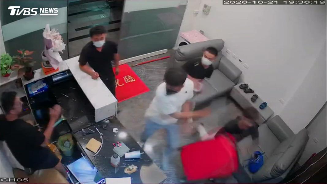 惡煞闖進SPA護膚店潑漆狠砸,還企圖搶走監視器滅證,卻錯拔音響主機(圖/TVBS)