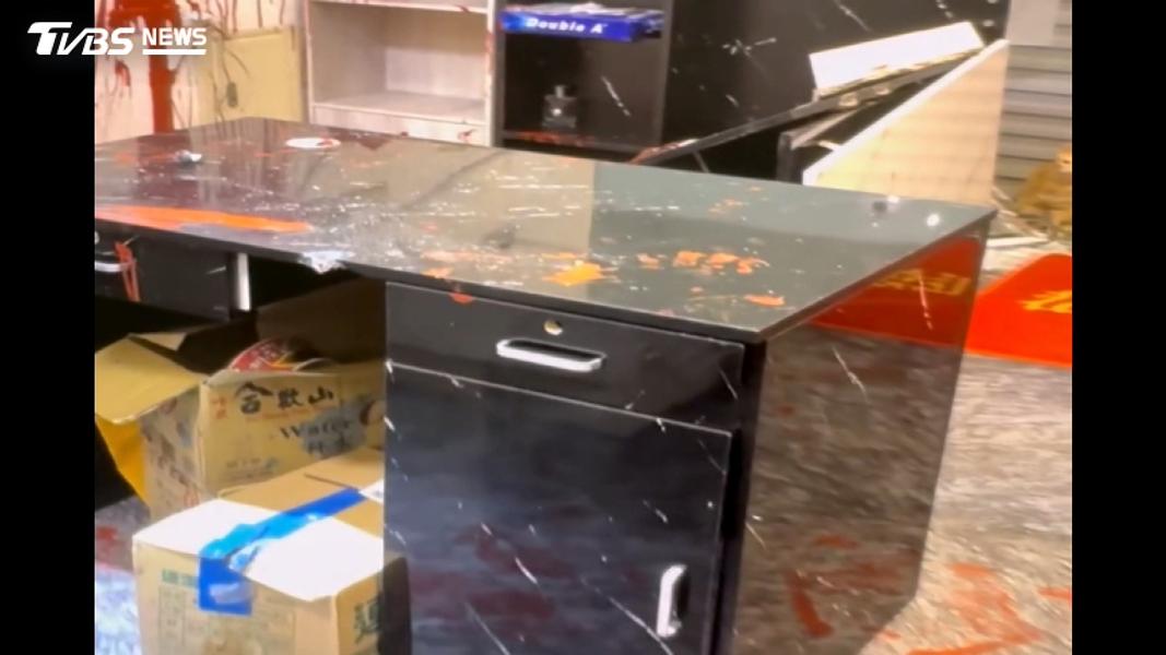惡煞闖進SPA護膚店潑漆狠砸,還企圖搶走監視器滅證,卻錯拔音響主機(圖/TVBS)