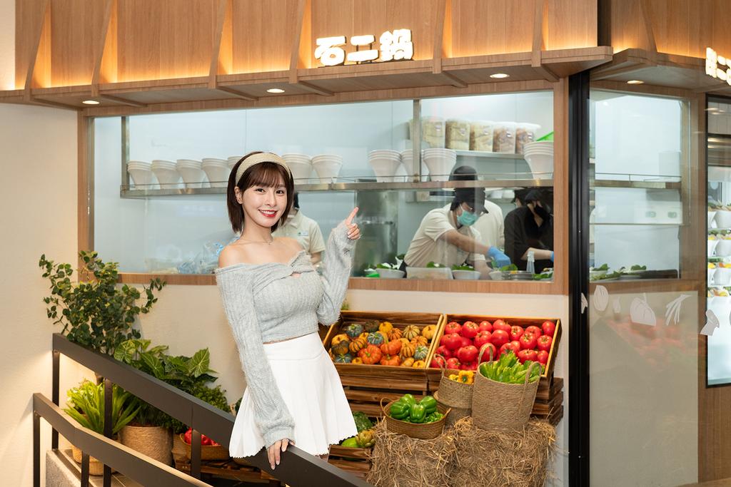 峮峮今現身石二鍋台中文心崇德店,擔任一日店長。(圖/石二鍋提供)