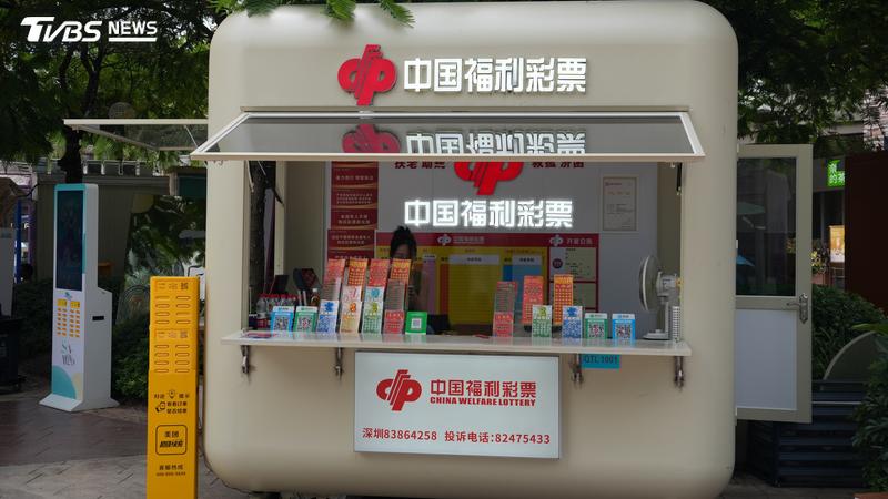 一名男子利用AI輔助編寫選號小程序,買彩券成功中大獎。(示意圖/shutterstock達志影像)