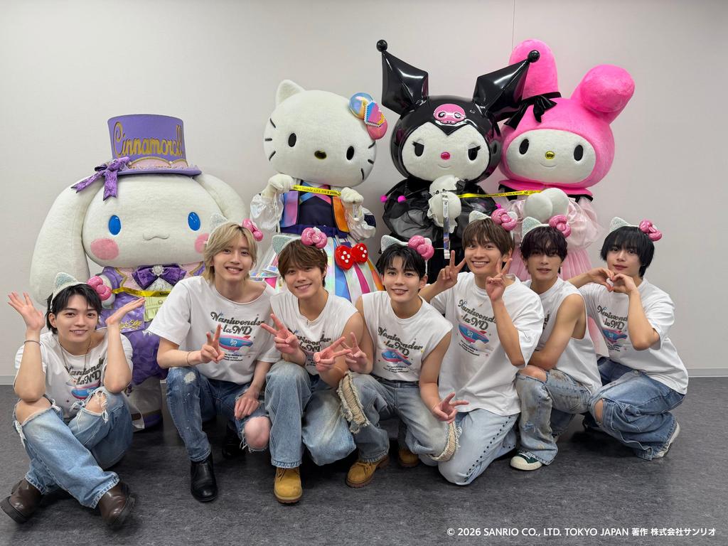三麗鷗派出大耳狗（後排左起）、Hello Kitty、酷洛米、美樂蒂現身浪花男子演唱會，沒想到現場尖叫聲超大，讓成員不禁吃味。（圖／翻攝自SanrioGames_JP推特）