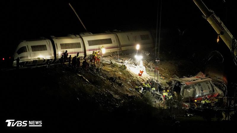 西班牙一班高鐵撞上另一班停在軌道上的高鐵列車,造成至少68人死亡;交通部長表示,這起事故是因鐵路中央調度中心下達「難以理解」的指令所致。(圖/達志影像路透社)