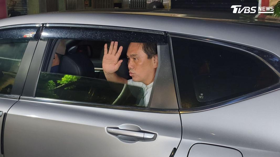 陳重文交保後上車離開,對現場記者致意「辛苦了」。(圖/陳冠宇攝)