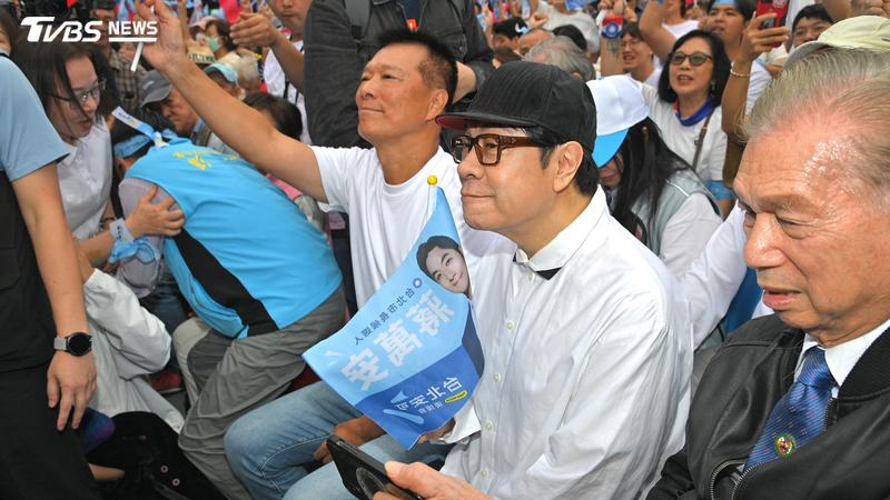 蔡康永26日在蔡詩萍陪同下出席蔣萬安競選總部成立大會。(圖/TVBS)