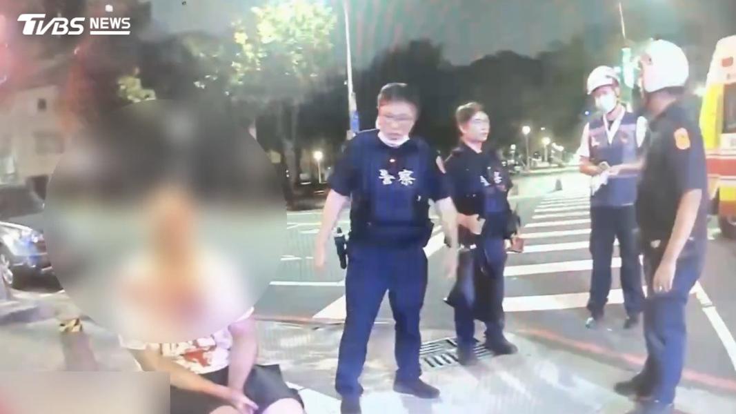 警方抵達時只剩徐男呆坐在路邊,動手的車主已離開現場。(圖/TVBS)