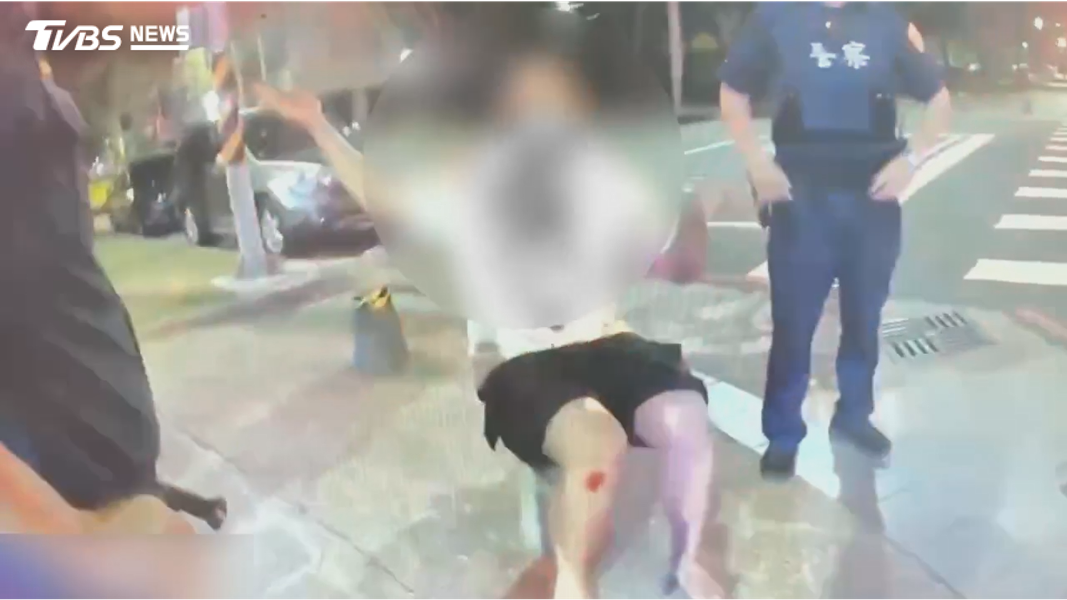 醉醺醺的徐姓男子,已被打得滿臉是血,完全無法正常溝通,在場員警只能不斷耐心勸說,過程約半小時,他才同意上車就醫(圖/TVBS)