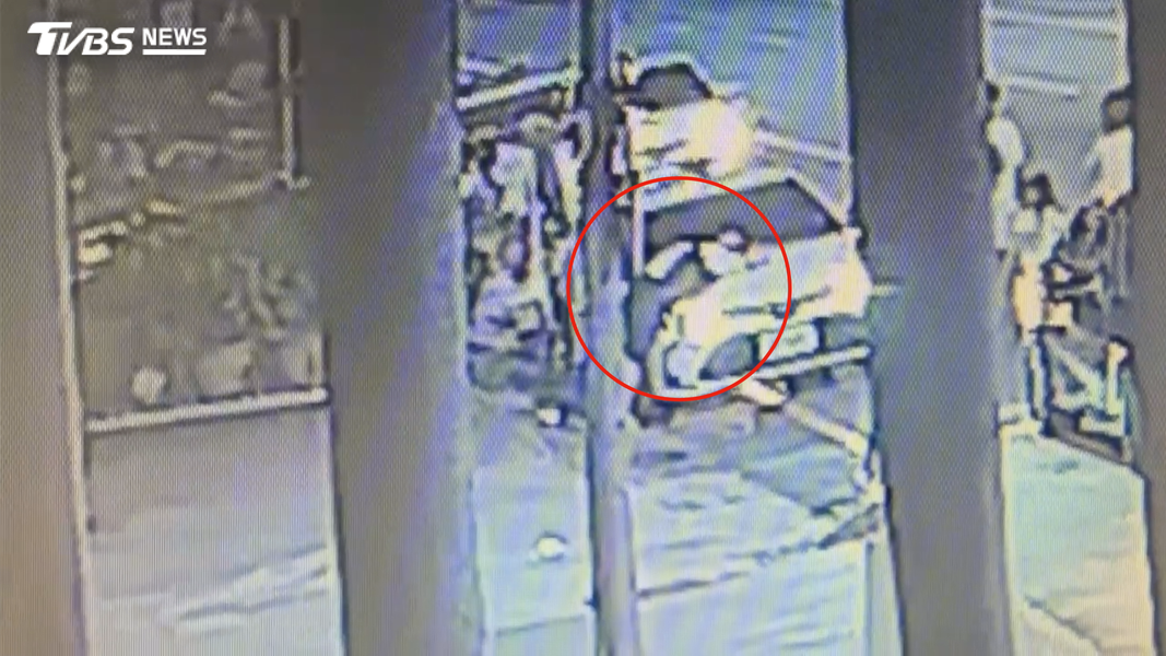 事後員警調閱監視器才發現是他躺在路人引擎蓋上,還拍打別人車窗,被車主狂揍受傷(圖/TVBS)