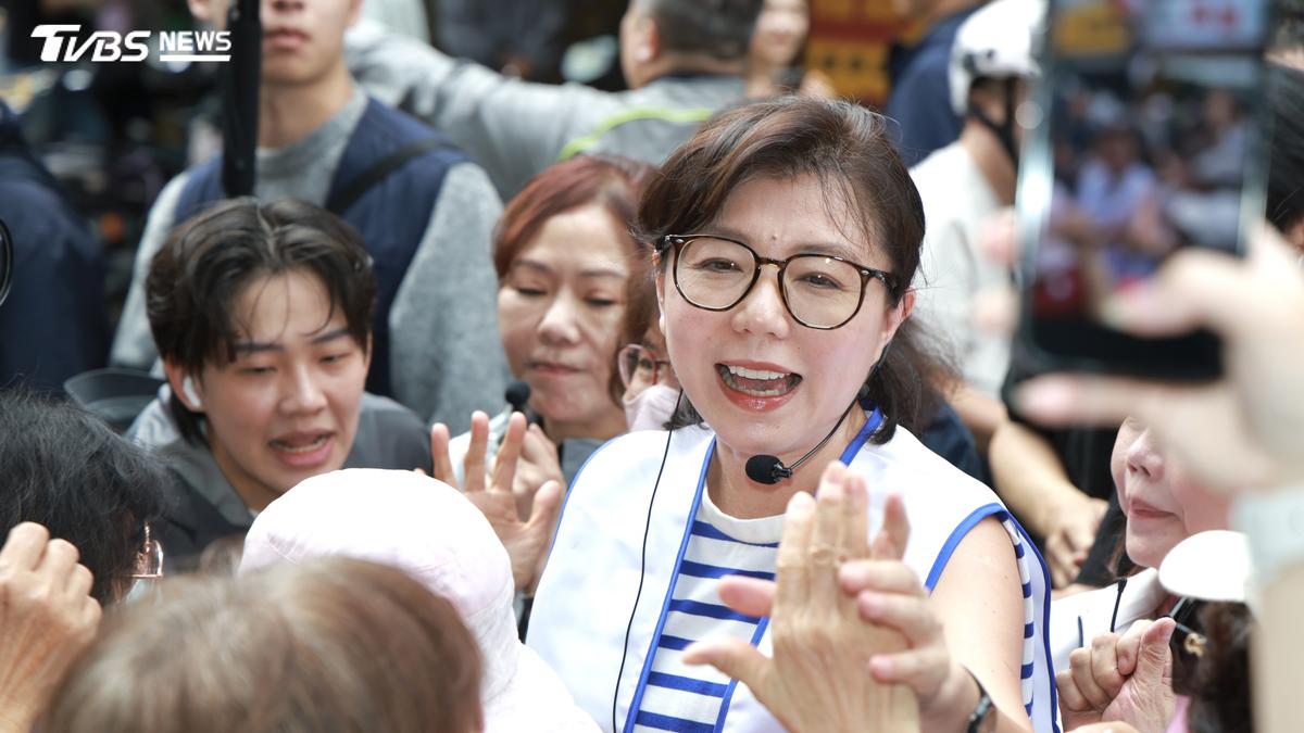 蔣萬安抱病!「最強分身」石舫亘首亮相掃街 湖光市場人氣爆棚